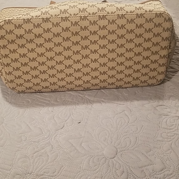 Micheal Kors tote - Picture 6 of 6